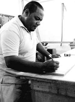 "Detrás de escena": Conozca a Ignacio Colón, diseñador de muebles en